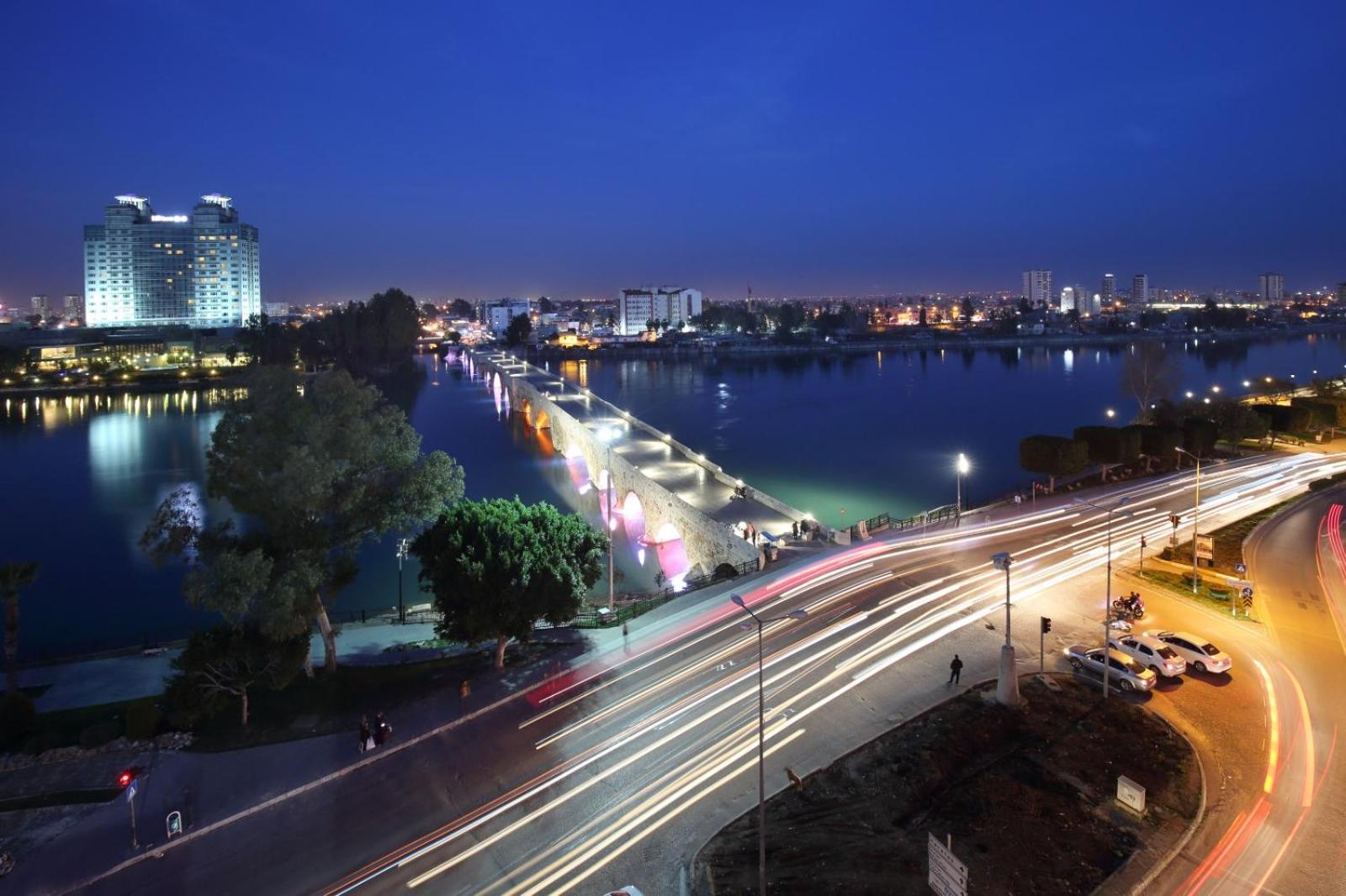 Adana Taskoeprue Hotel Eksteriør bilde