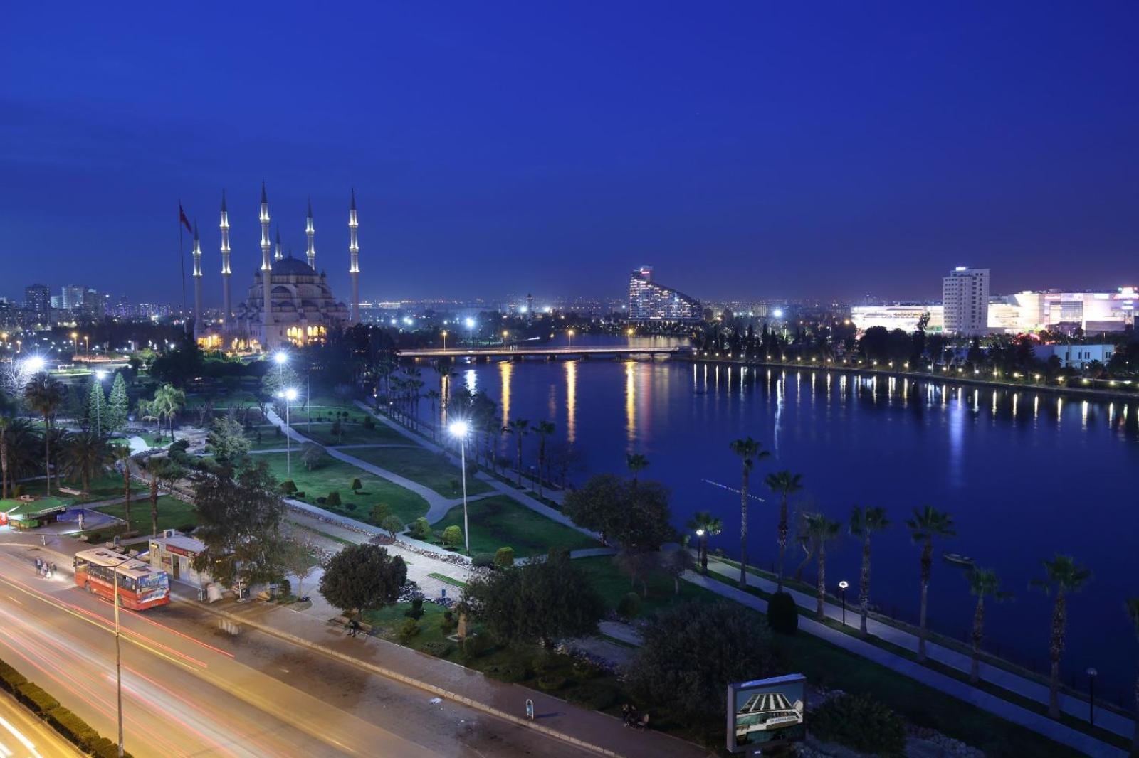 Adana Taskoeprue Hotel Eksteriør bilde