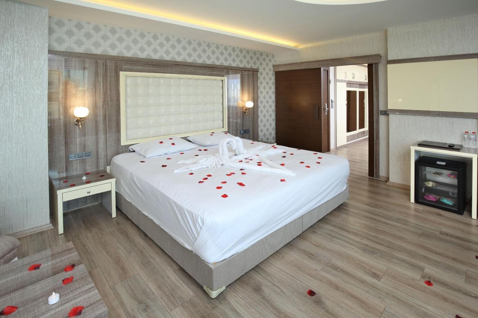 Adana Taskoeprue Hotel Eksteriør bilde
