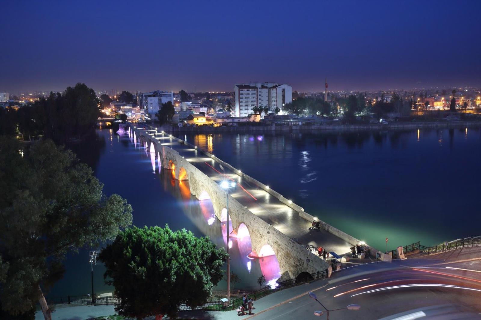 Adana Taskoeprue Hotel Eksteriør bilde